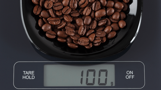 Eine Kaffeewaage in Nahaufnahme, man sieht das Display mit 10 Gramm Kaffeebohnen.